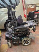Verkaufe einen Permobil C400 Elektrorollstuhl der mehrere Jahre nicht mehr benutzt wurde und daher neue Akkus benötigt. Der Rolli verfügt über eine Kopfstütze mit Kopfpelotten, eine Stehfunktion, Brustgurt, Begleitsteuerung zum Umschalten für die Begleitung ein zweites Sitzkissen einen abschwenkbaren, durchsichtigen Tisch und einen Transportkoffer. Die Sitzbreite und Sitztiefe sind jeweils 40 cm. Breite des Rollis 71 cm Gesamtlänge mit Fußstützen 105 cm, Gesamthöhe inkl. Kopfstütze 133 cm.
Der Rolli wäre mit neuen Akkus wieder voll funktionstüchtig oder kann als Ersatzteillager dienen. Der Rollstuhl hatte einen Kaufpreis von Euro 36.000.-. Preis verhandelbar. Da ein Privatverkauf, keine Gewährleistung oder Garantie.