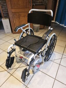 Dusch- und Toilettenrollstuhl