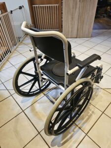 Dusch- und Toilettenrollstuhl