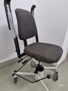 Trippelstuhl Basic manuell der Firma Devita