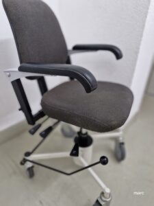 Trippelstuhl Basic manuell der Firma Devita