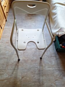 Duschstuhl mit Lehne und Armlehnen