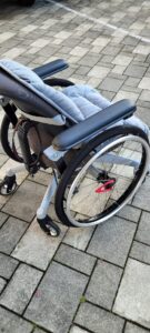 Stuhl für Erleichterung bei eingeschränkter Beinfunktion