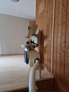 Gebrauchter Treppenlift für kurvige Treppe