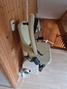 Gebrauchter Treppenlift für kurvige Treppe