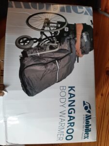 Der Sack ist groß, warm und die Person ist gut geschützt. Für jeden Rollstuhl geeignet. Bei jeder Witterung zu verwenden. Mit Reißverschluss zum Verschließen.