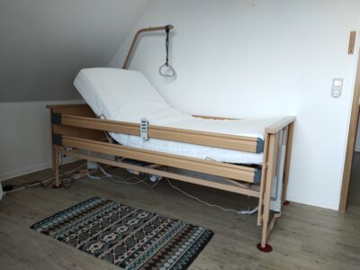 Neuwertiges Pflegebett
