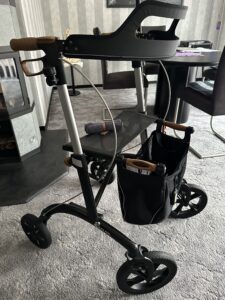 Saljol Allround Rollator AR62 Magic Black aus Carbon