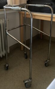 Suche Gehwagen / Rollator
