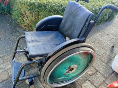 2 Rollstühle und ( Hilfsmotor, vermutlich defekt) zu verschenken