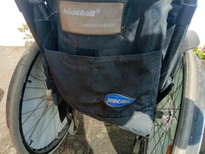 2 Rollstühle und ( Hilfsmotor, vermutlich defekt) zu verschenken