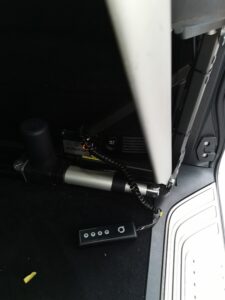 Smart-Lifter zum Heben von Rollis in einen Kleinbus
