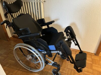Rollstuhl Netti mit Kopfstütze und Seitenhalterung Rollstuhl Netti mit Kopfstütze und Seitenhalterung