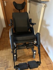 Rollstuhl Netti mit Kopfstütze und Seitenhalterung Rollstuhl Netti mit Kopfstütze und Seitenhalterung
