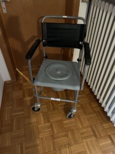 Toilettenstuhl mit Rollen