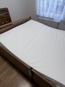 Elektrisch verstellbares Pflegebett – top Zustand, sofort einsatzbereit