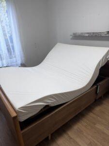 Elektrisch verstellbares Pflegebett – top Zustand, sofort einsatzbereit