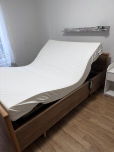 Elektrisch verstellbares Pflegebett – top Zustand, sofort einsatzbereit