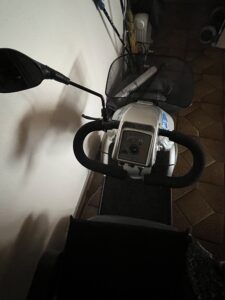 2 Super e Scoooter für Senioren oder Menschen mit Gehhilfen