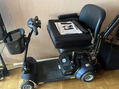 2 Super e Scoooter für Senioren oder Menschen mit Gehhilfen