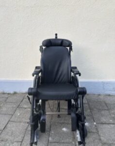 Invacare REA Clematis Pro Pflegerollstuhl – Kopfstütze, Beinstützen, top Zustand