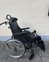 Invacare REA Clematis Pro Pflegerollstuhl – Kopfstütze, Beinstützen, top Zustand