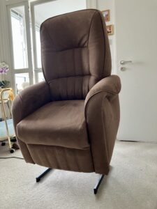Relaxsessel mit Aufstehhilfe in braun zweimotorisch super Zustand