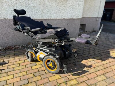 Elektrorollstuhls mit Stehfunktion von Permobil