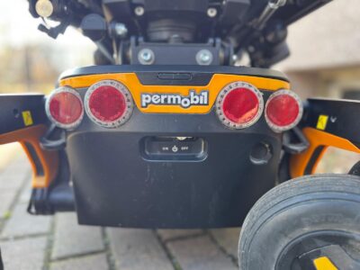 Elektrorollstuhls mit Stehfunktion von Permobil