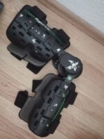 Knieorthese HyperLite (rechts) – mit Jasminblüten bemalt – funktionstüchtig